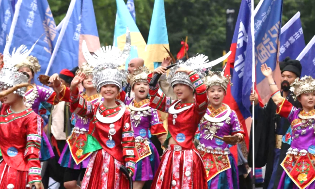 貴州醬酒集團(tuán)亮相貴州民族團(tuán)結(jié)大巡游，民族風(fēng)情與美酒文化共舞筑城